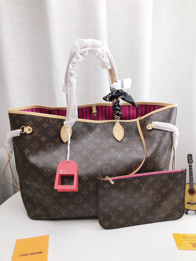 折叠礼盒+飞机盒+丝巾 高品质lv 变色皮购物袋neverfull 大号玫红内里 路易威登全新演绎 Neverfull 经典手袋，探索袋内精致细节。重新设计的内