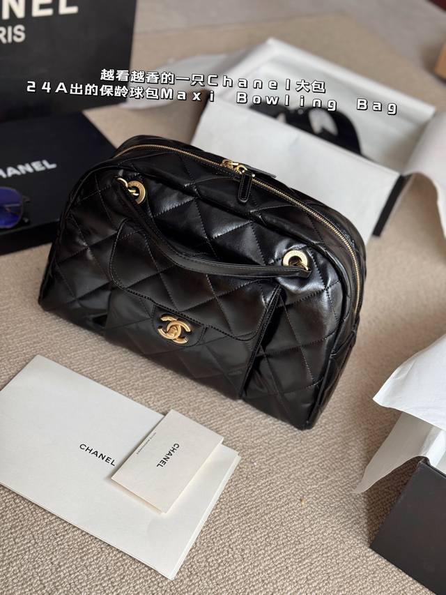 配盒 Size：34*22Cm 越看越香的一只chanel大包 24A出的保龄球包maxi Bowling Bag 自重很轻容量真的很大 甚至可以当旅行包 平板