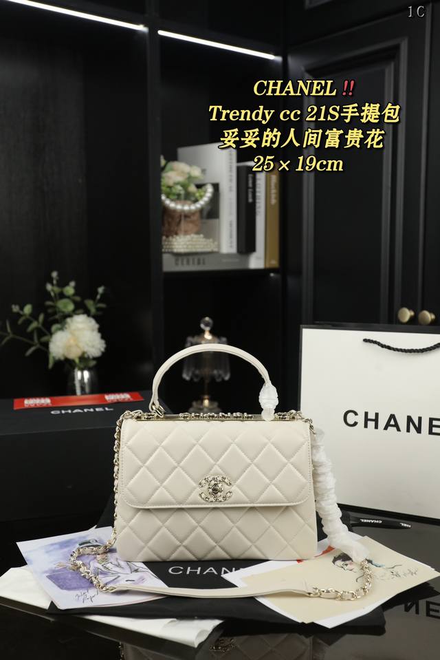 配折叠盒 Chanel香奈儿 Trendy Cc 21S 单肩手提包 Trendy Cc的美貌是那种你必须拿到手才知道她的好 黑金的皮穿链logo的设计加上软糯