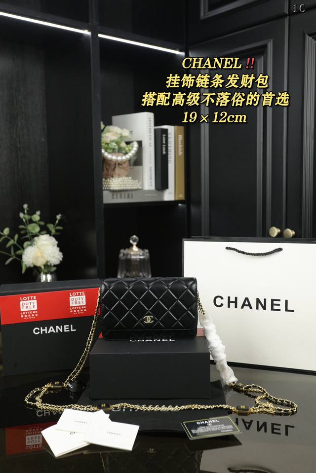 配折叠盒 Chanel香奈儿 挂饰链条淡金扣 Woc发财包单肩包斜挎包 香奈儿woc发财包香奈儿woc发财包 可以称之为香奈儿入门的首选香奈儿标志性的黑金皮穿链