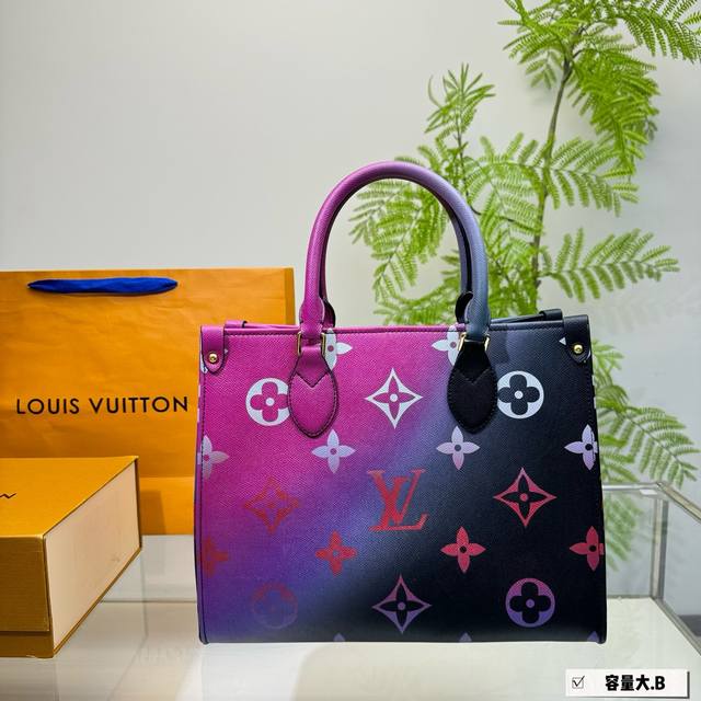 无盒 Lv 渲染渐变系列 本款onthego 托特中号tote 手袋释放monogram Empreinte压纹皮革的娴雅意味，可为当季造型注入盎然春意。充裕容