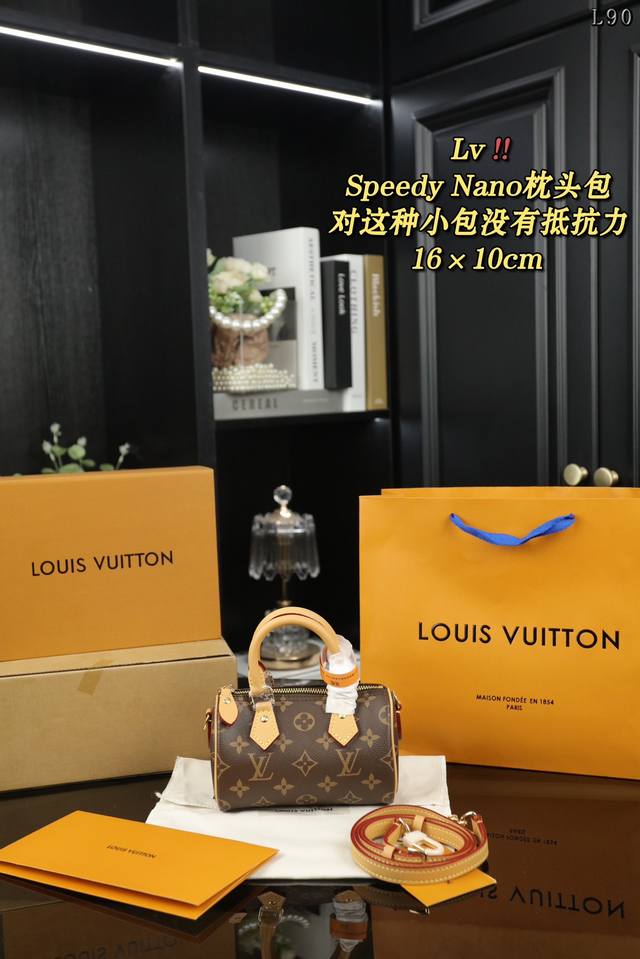 配全套礼盒 Lv Speedy Nano 枕头包单肩斜挎手提包 迷你 Speedy Nano 谁能不爱呀 对这种小包真的没有任何抵抗力 随便穿什么都能很好搭配