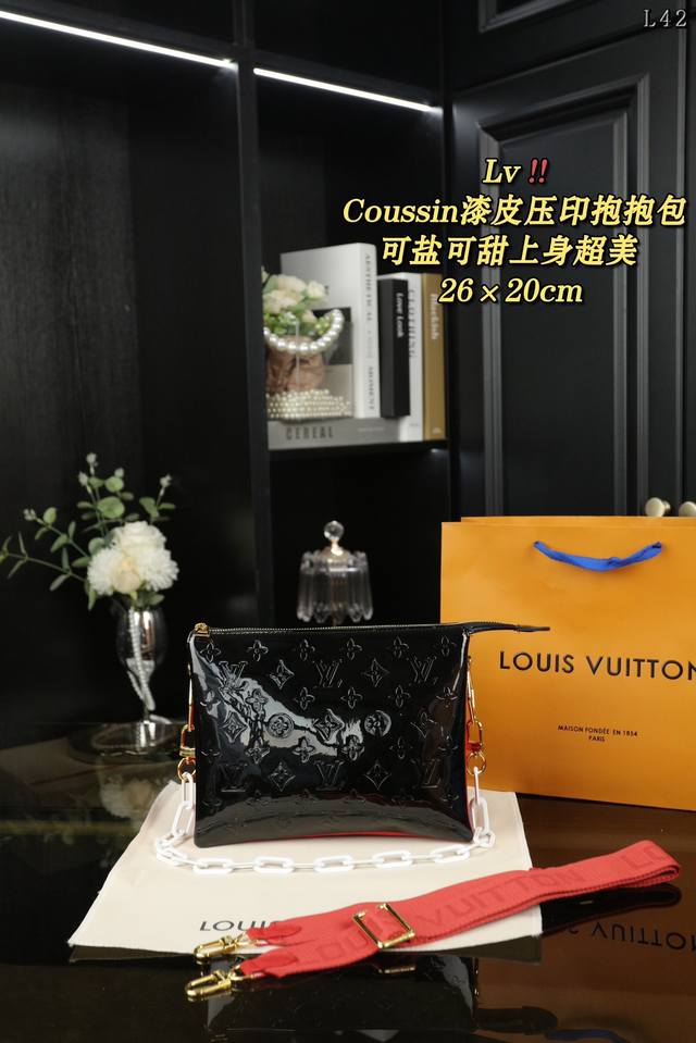 配盒 Lv Coussin系列 漆皮压印 抱抱包 手提斜挎单肩包 让我拿上手的那一刻 就爱上了它的触感 包包内里很多小隔层 让各种私人物品各归其位 这款包具有独