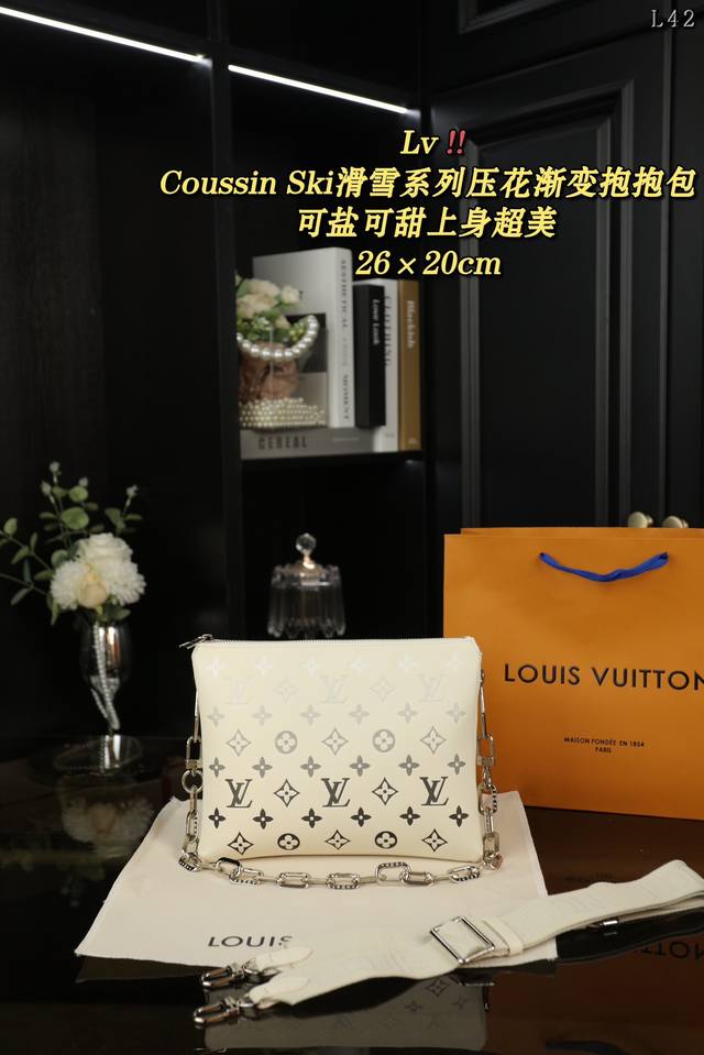 配盒 Lv Ski滑雪系列coussin 压花渐变老花纹 单肩手提包 洋溢着青春气息 轻松玩转不同场合 这个颜色真的绝了！ 一眼就爱上的包包~ 绵密的手感，轻便