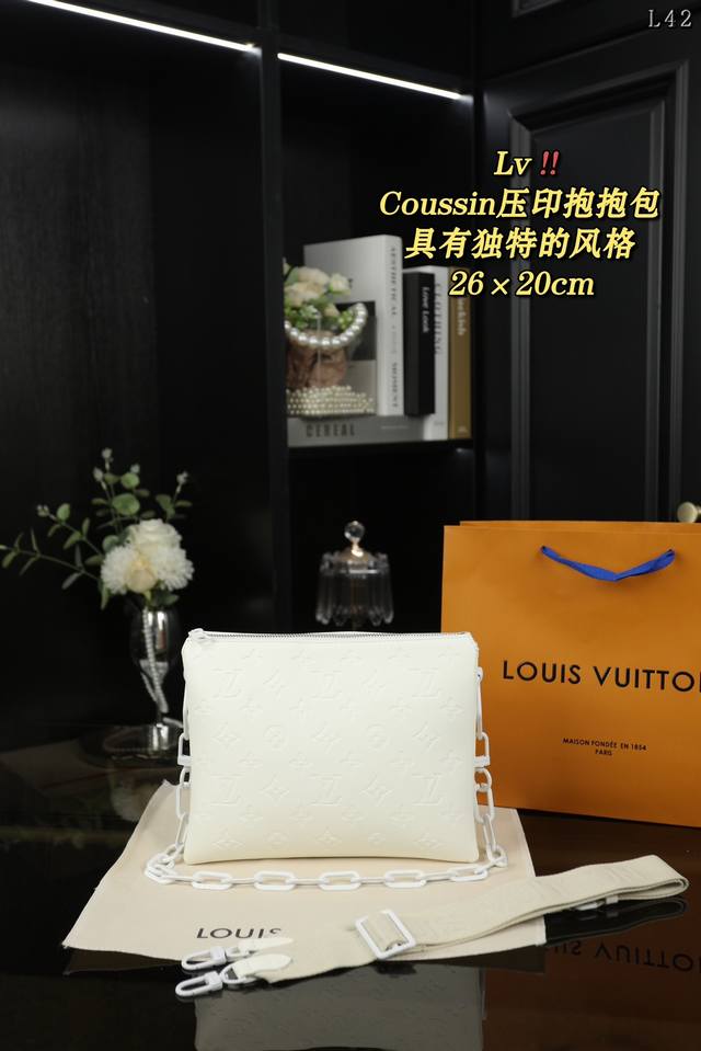 大号 无盒 小号 配盒 Lv Coussin 压印 抱抱包 手袋手提单肩包 Lv家的coussin抱抱包，这款包无敌百搭，这款lv家的春夏系列让人眼前一亮 这款