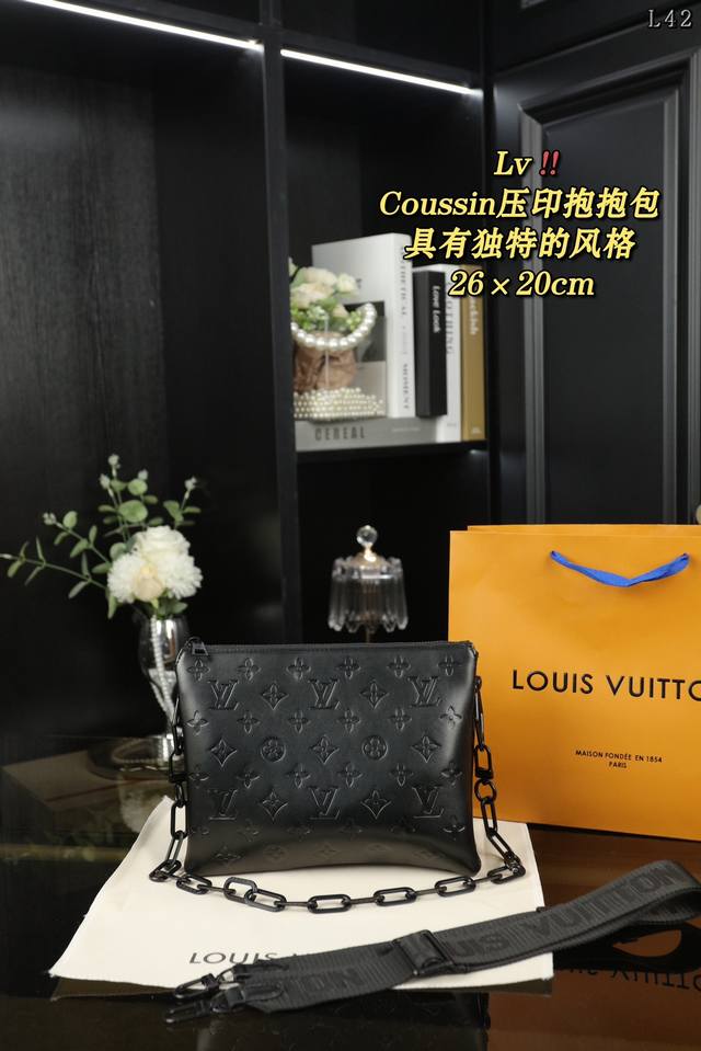 大号 无盒 小号 配盒 Lv Coussin 压印 抱抱包 手袋手提单肩包 Lv家的coussin抱抱包，这款包无敌百搭，这款lv家的春夏系列让人眼前一亮 这款