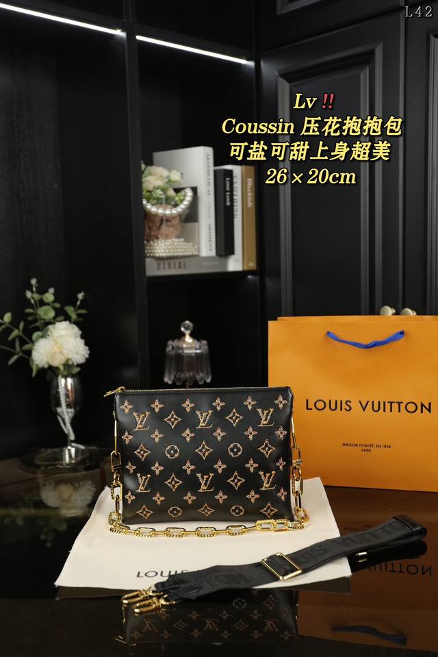 配盒 Lv Coussin 压花 抱抱包 斜挎单肩包 洋溢着青春气息 轻松玩转不同场合 这个颜色真的绝了！ 一眼就爱上的包包~ 绵密的手感，轻便的包包很有质感可