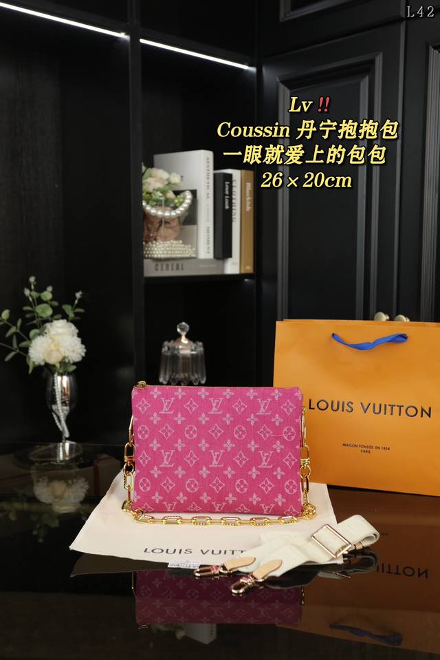 配盒 Lv Coussin 丹宁牛仔布 抱抱包 单肩斜挎包 风琴手袋 级经典系列 洋溢着青春气息 轻松玩转不同场合 这个颜色真的绝了！ 一眼就爱上的包包~ 绵密