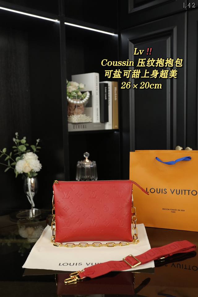 配盒 Lv Coussin 抱抱包手袋单肩斜挎包 风琴手袋 绵密的手感， 轻便的包包很有质感可盐可甜 上身绝美 无可比拟 是每个追求漂亮的女孩必入单品 尺寸：2