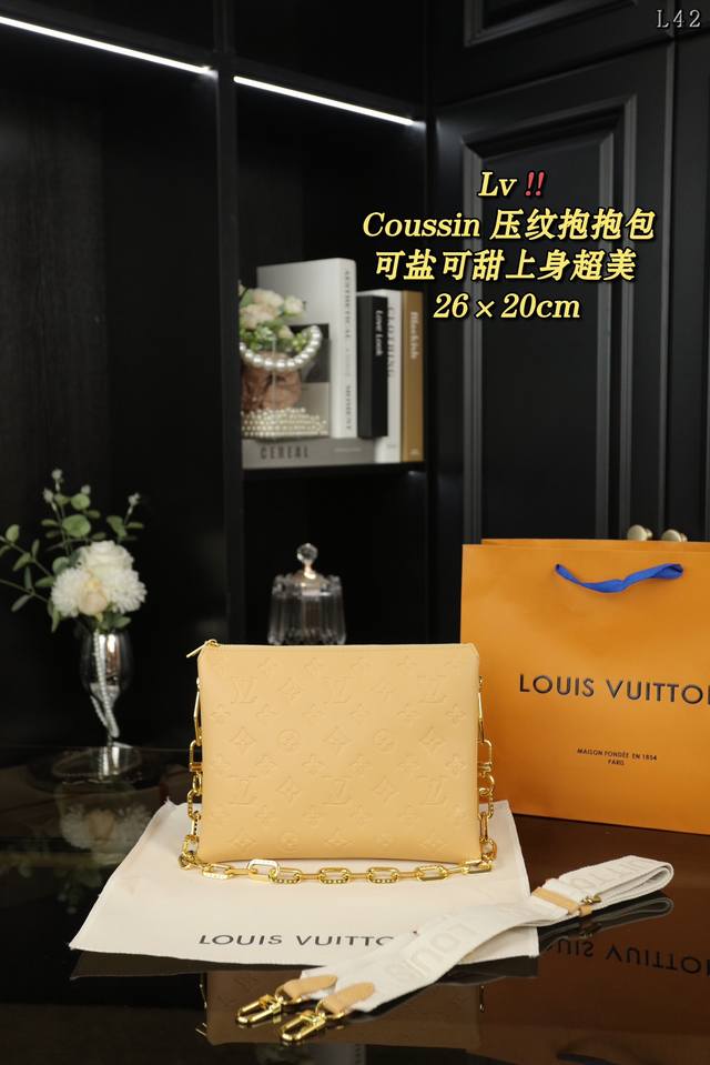 配盒 Lv Coussin 抱抱包手袋单肩斜挎包 风琴手袋 绵密的手感， 轻便的包包很有质感可盐可甜 上身绝美 无可比拟 是每个追求漂亮的女孩必入单品 尺寸：2