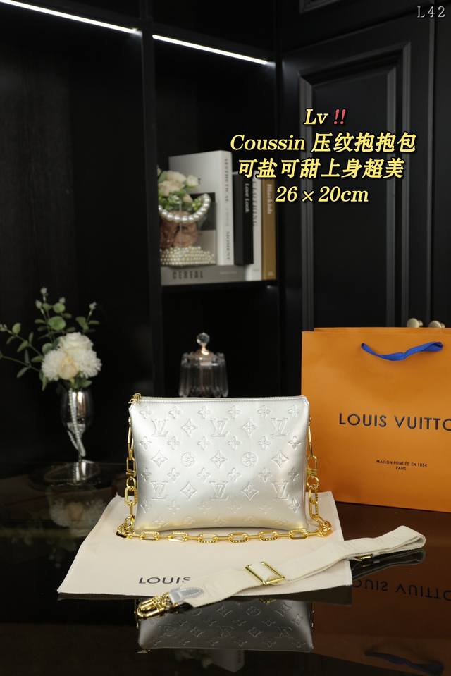 配盒 Lv Coussin 抱抱包手袋单肩斜挎包 风琴手袋 绵密的手感， 轻便的包包很有质感可盐可甜 上身绝美 无可比拟 是每个追求漂亮的女孩必入单品 尺寸：2