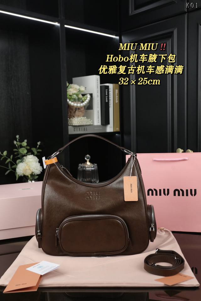 配折叠盒 Miumiu 缪缪 Hobo 机车腋下包 手提包 Miumiu 机车腋下包 素颜真的可以随便搭配，穿上就很有明星范儿！焦点无疑了，这一季的謬家秀款杀疯