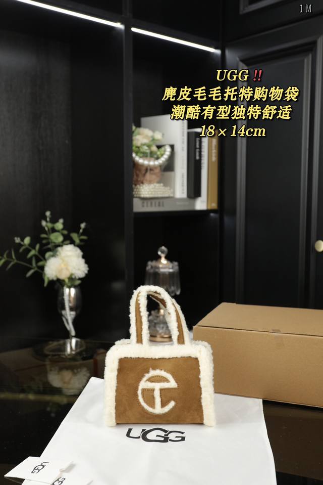 配飞机盒 Ugg 麂皮绒 毛毛 托特包tote包购物袋单肩手提斜挎包 Ugg X Telfar联名款的设计，Telfar最出名是包包，此次联名系列运用ugg经典