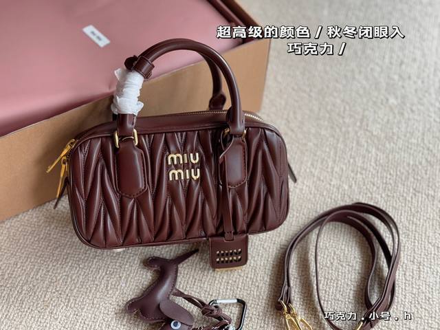 配盒 Size：24*12.5Cm 小 28*14Cm 大 Miumiu保龄球 公文包 包包甜度刚好！ 很难不爱啊啊！ 可手拎也可斜挎 绝对不是小废包哦容量足足