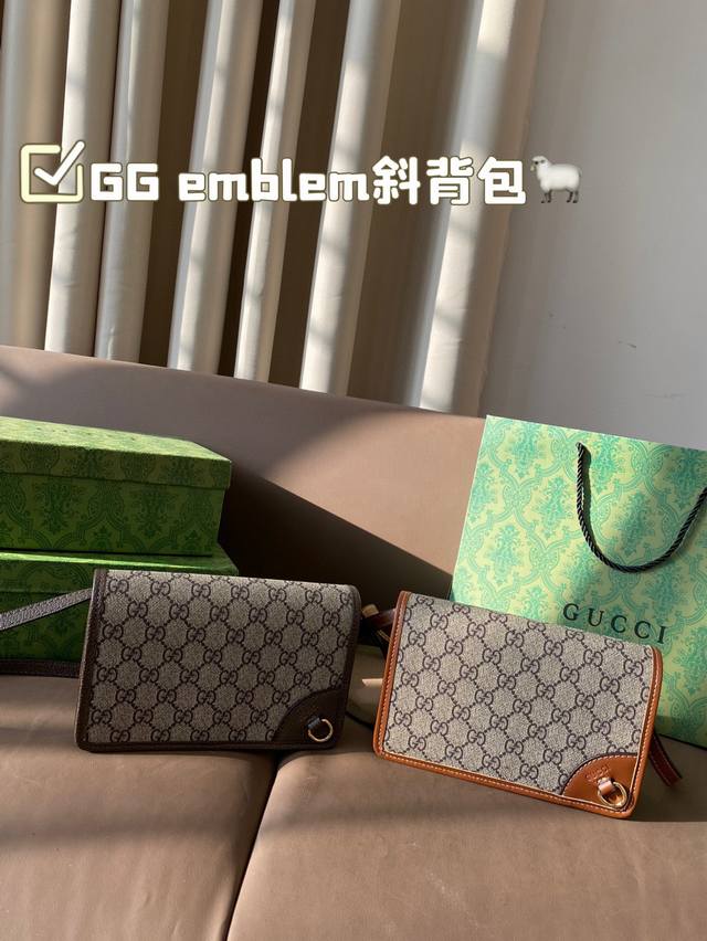 配盒 双面四种背的gucci年度男女同款包王gg Emblem来啦 斜挎休闲随性。单肩松弛靓丽。手拿邮差复古感 尺寸20*12