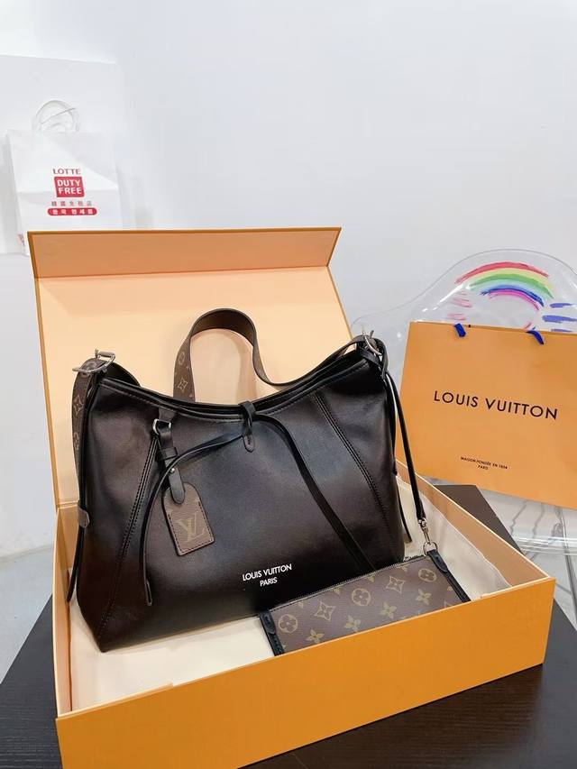 折叠盒 Lv Carry Carryalldark 中号手袋 本款 Carrvall Dark 中号手袋以柔软羊皮革塑造时尚慵懒 廓形为 2024 春夏秀场造型