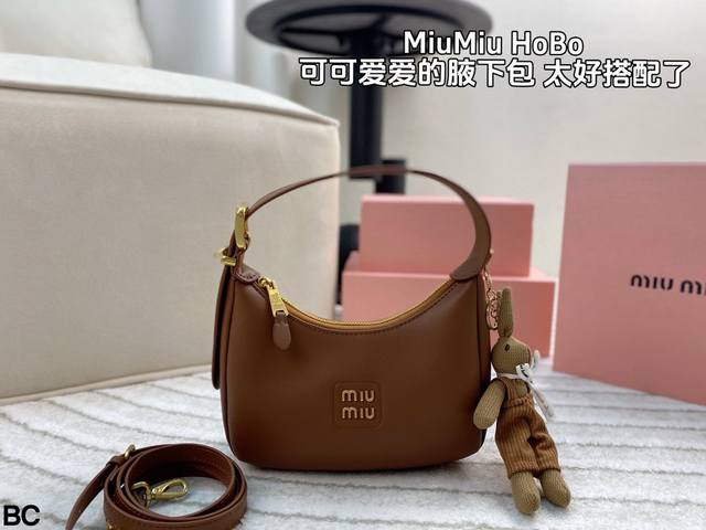 配折叠盒 Miumiu Hobo 腋下包 超精致的半月包型 标志性logo点缀 肩带可调节 复古又时尚 配有长肩带 手提单肩斜挎随意切换 Miumiu女孩儿凹造