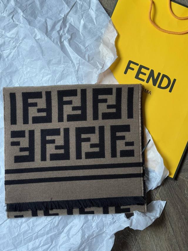 配盒 原单 Size：35* Cm Fendi 原单双面围巾 今年冬天是焦糖味的 羊绒围巾手感柔软 保暖效果非常好 很有腔调yyds 是真的