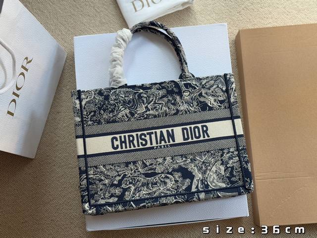 无盒 Size： 36*28 Cm D家 Tote购物袋 Cdbooktote23最新购物袋 立体刺绣 非普通货 搜索dior Tote 托特