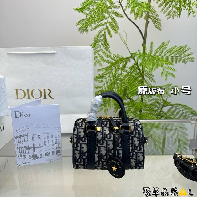 全套包装 原版布配牛皮 Dior Groove上新啦！！ 波士顿手袋出是50年代末和60年代名流的宠儿，随着生活方式的改变，小号波士顿包型，日常使用也是非常非常