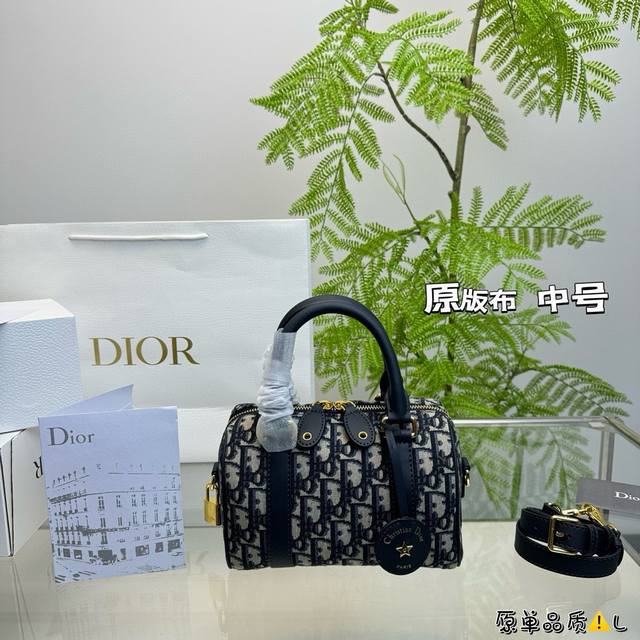 全套包装 原版布配牛皮 Dior Groove上新啦！！ 波士顿手袋出是50年代末和60年代名流的宠儿，随着生活方式的改变，小号波士顿包型，日常使用也是非常非常