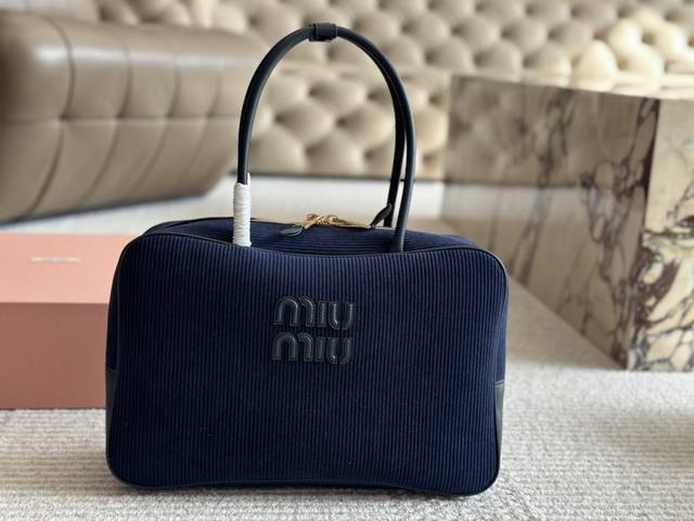 丝绒 配盒 Size：35*22Cm Miumiu保龄球 公文包 对版面料 皮质光滑细腻柔软， 棉质缎面衬里。 背起来都很nice 哦 可手拎也可斜挎！ 出场就