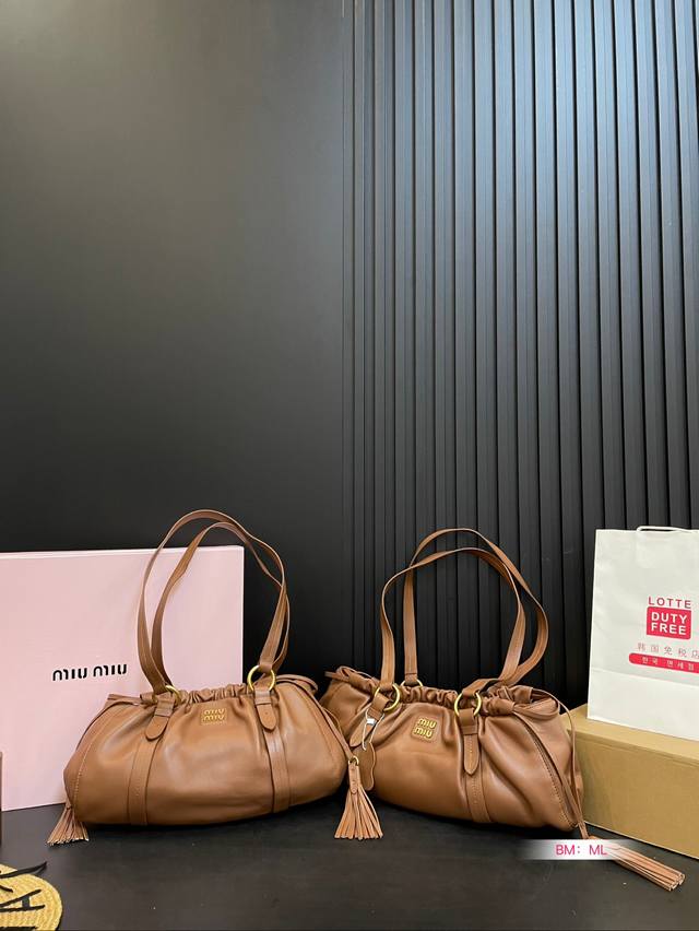 小号 大号 Size：35*20Cm 小 42*21Cm 大 Miumiu新款小饺子好不好看啊 当然很好看啦 复古辣妹必备的小饺子自重很轻 腋下手拎都绝美