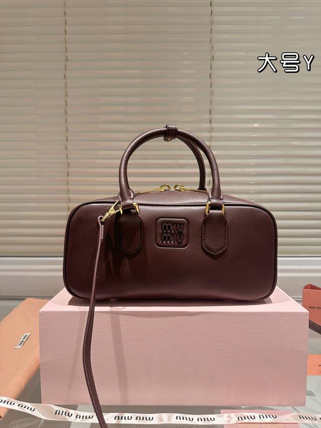 牛皮版本 大号 Miumiu限定款相机包 简单又好看 Miumiu而且超级实用， #Miumiu新款包包 尺寸大号28 14Cm