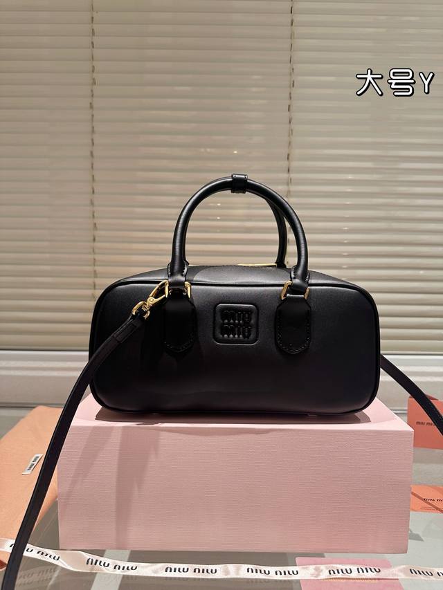 牛皮版本 大号 Miumiu限定款相机包 简单又好看 Miumiu而且超级实用， #Miumiu新款包包 尺寸大号28 14Cm