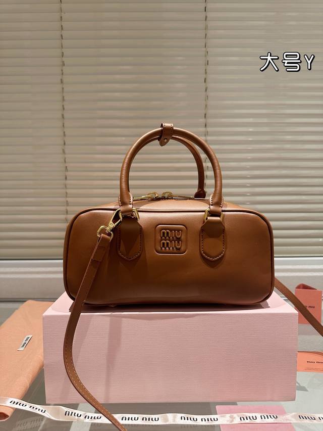 牛皮版本 大号 Miumiu限定款相机包 简单又好看 Miumiu而且超级实用， #Miumiu新款包包 尺寸大号28 14Cm