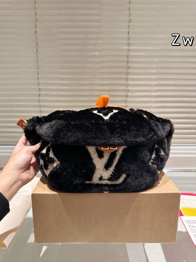 尺寸32*18Cm Lv 羊羔毛胸包 简单优雅 颜值高 日常出街首选 集美必入