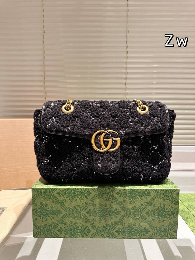 Gucci 27Cm 金丝绒 Gucci 丝绒marmont 这款太绝了 实物好看的不知道怎么形容 可以说超个性 却又超好背！ 尺寸27Cm 全套礼盒包装