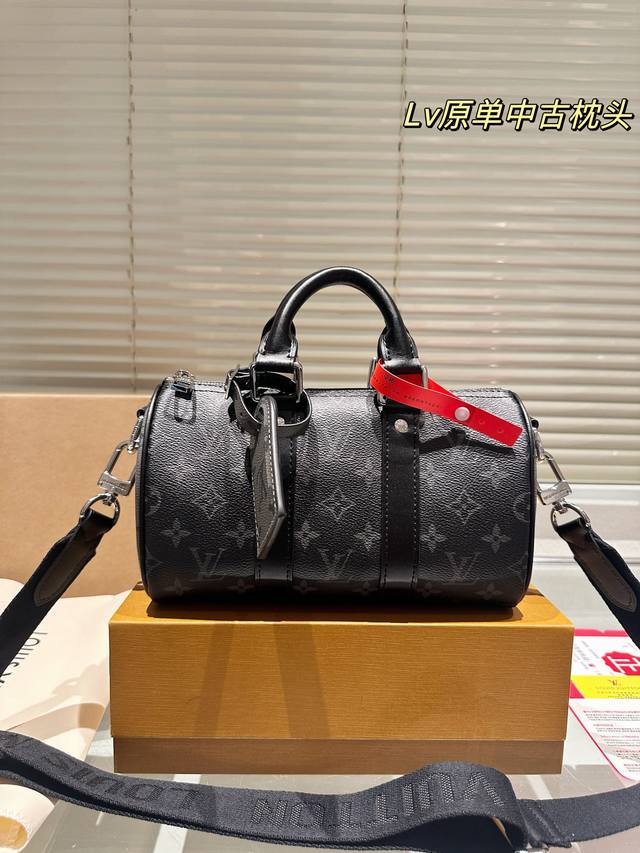 配折叠盒 尺寸：25*15Cm Lv Keepall 新品枕头包 黑色牛皮 简直长在我的心头。 男女同款！！！！ 男盆友的新包