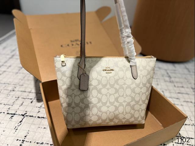 Coach 11月新品 Fiona Zip Tote 23 Coach 11月份新品 Fiona 托特23来了 这个尺寸的包包，感觉大小也是很合适 有自带拉链设