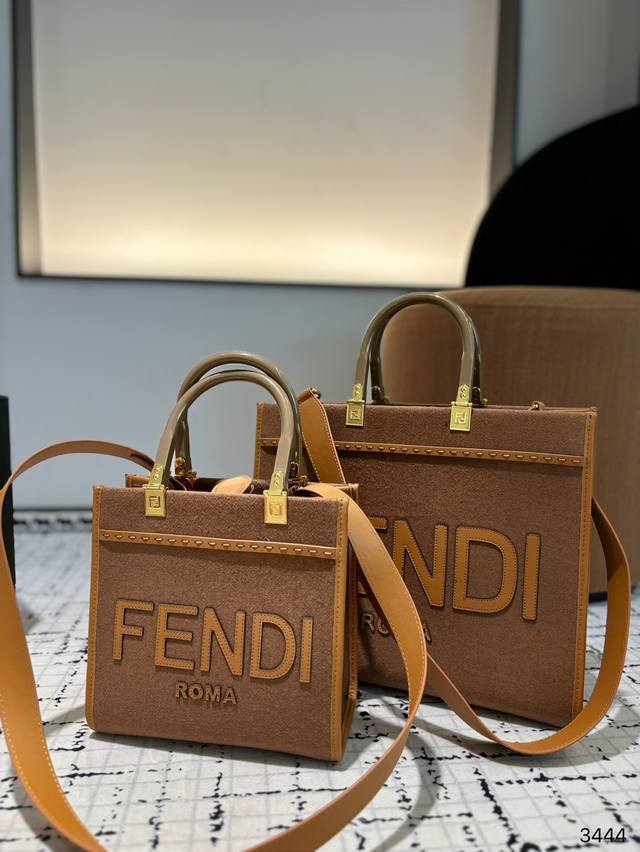 大号 尺寸34.29 小号 配折叠盒尺寸22.22 芬迪 毛绒托特包 Fendi 时髦拿捏住啦 不显老气好好搭啊 而旦貌美气质加成好高的呀~ 爱死了这份从容优雅