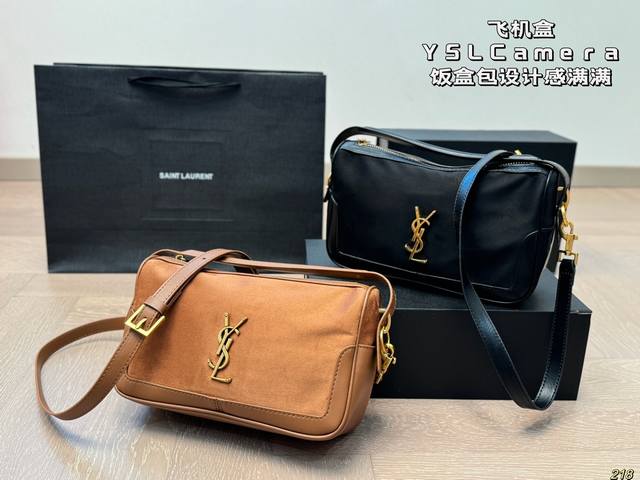 飞机盒 圣罗兰 Ysl Camera Supple Bag 麂皮饭盒包 一款宽敞的肩包，带有牛皮革底座和柔软的包身。 采用纳帕牛皮革制成，拉链封口，设计感满满的