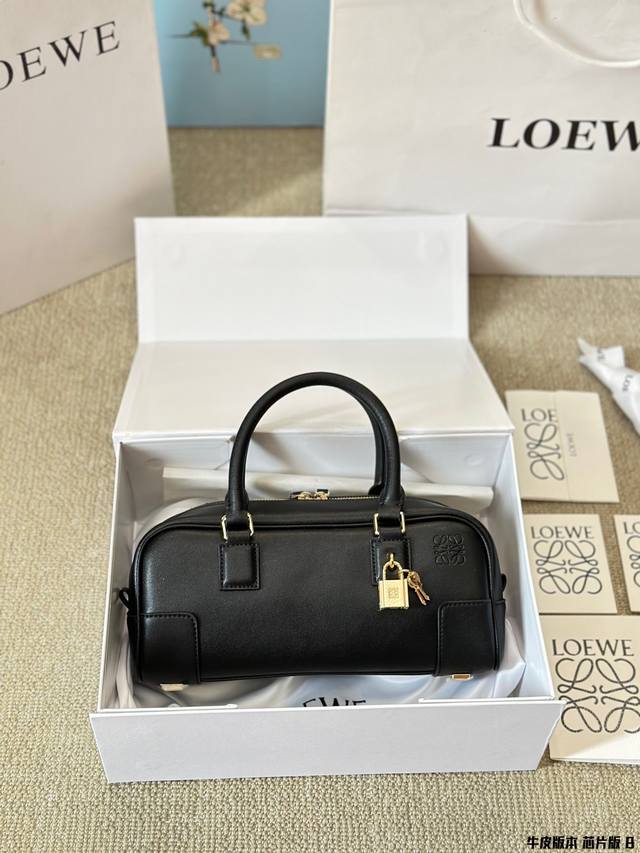 牛皮版本 芯片版 Loewe 手提包 Loewe最近又放大招哈 它的出现直接让各位宝们按耐不住了 延续经典的同时，又赋予了肩带新的背法触感舒适，非常轻柔，结合几