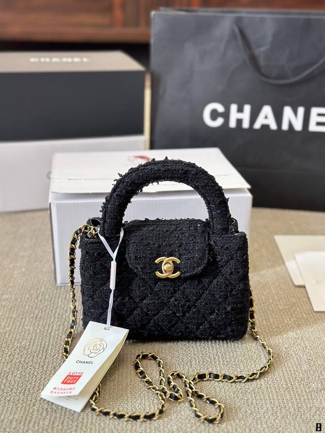 毛呢 Chanel23Kkelly. 上身图来咯chanel新款23K最火的一只包包来咯 大号size完美手机妥妥放下真的复古到不行实物超级精致优雅有种巴黎女人