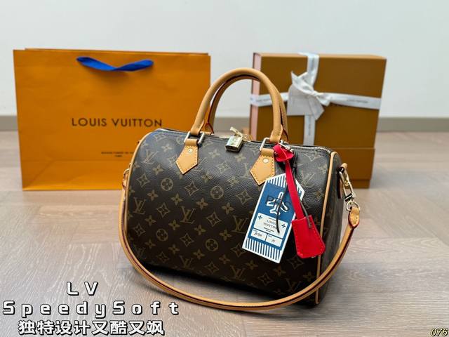 Lv Speedy Soft 30 手袋以瞩目风姿成就旅途良伴。充裕构型内设拉链口袋，可妥善保管护照和其他重要物品。名牌诉说工致细节，Toron 手柄再添新颖一