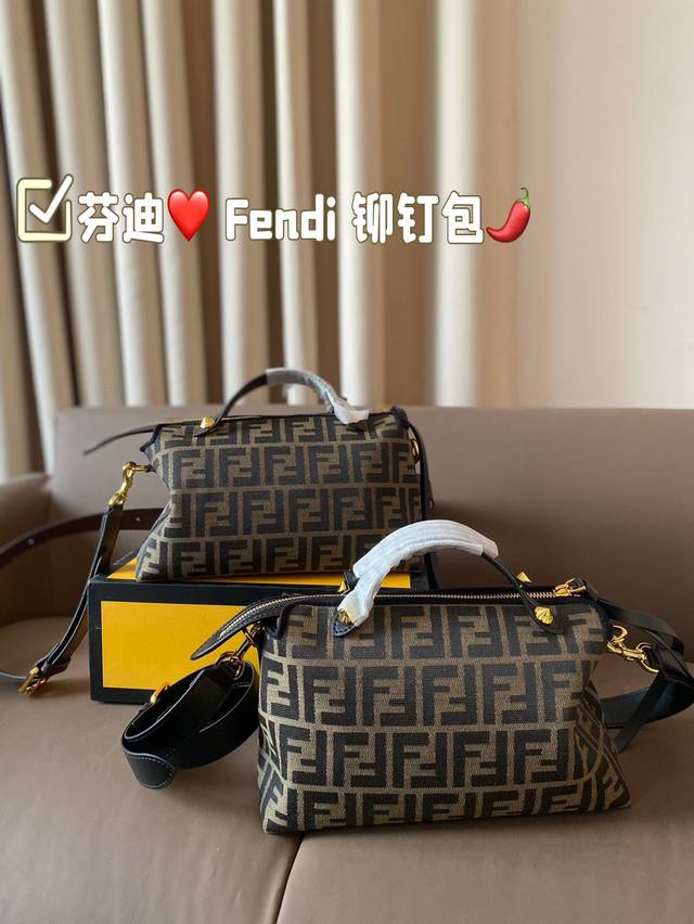 芬迪 Fendi 专柜铆钉款原版开模定制 可手提单肩包，饰有最新的f标志。搭配高级原版logo内里 超大容量空间。休闲又不失优雅精匠之作 认准品质 版型超正 尺