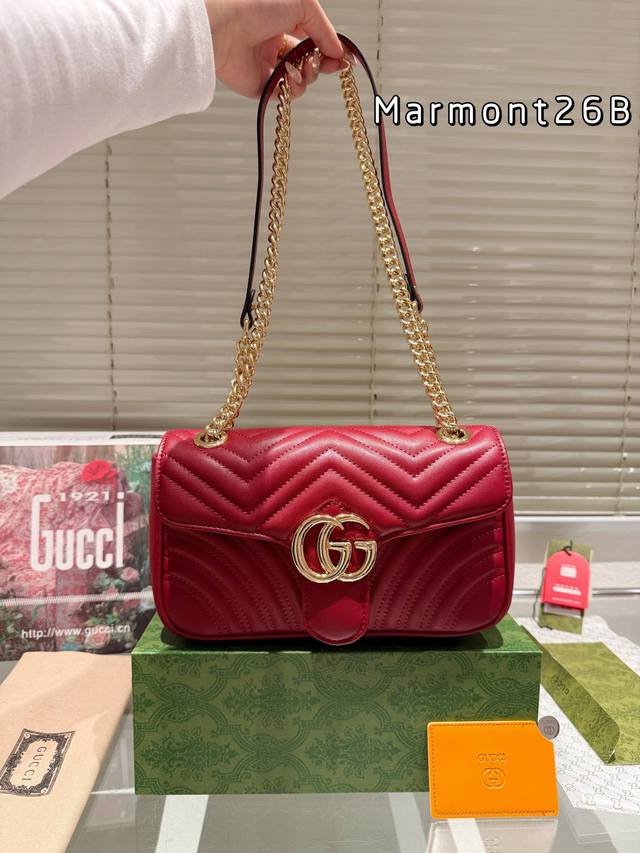 Gucci Marmont 是懂色彩的 安卡拉红色 这次的新款ancora红尊嘟好喜欢 车厘子的颜色搭配玫瑰金色的双g Logo 喜欢复古的以及低饱和度色彩的宝