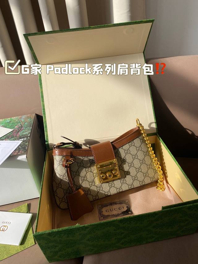 牛皮版本 配镜子 Padlock系列小号肩背包 G家这款小号肩背包以品牌手工行李箱工作室起源为灵 感来源，采用黑色和乌木色gg Supreme帆布打造，亮眼呈现