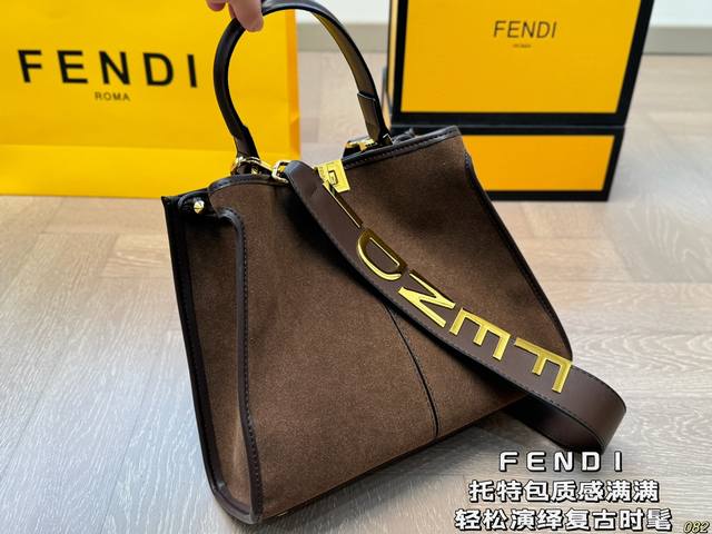 芬迪fendi 托特包 质感满满 轻松演绎复古时髦 包型挺阔，简约而不简单不需要过多的装饰，日常搭配西装和t恤，就能将高级感体现的淋漓尽致！ 尺寸30 23