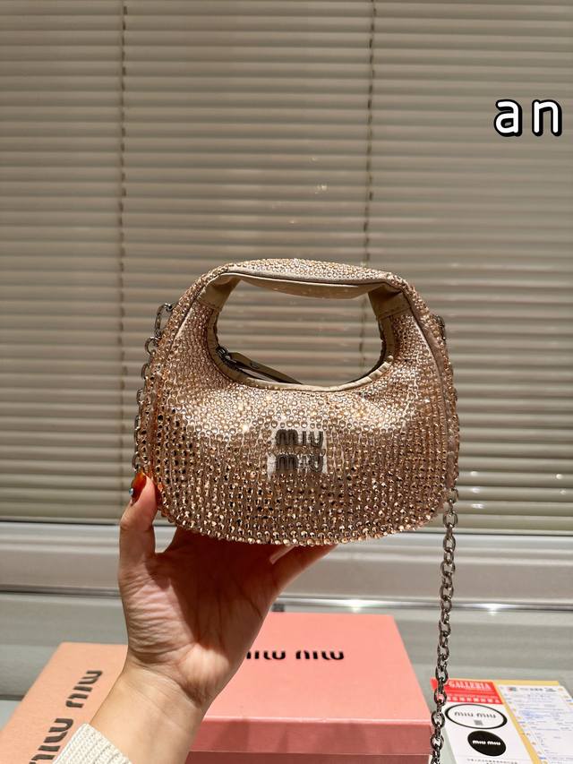 Miumiu新品手提斜挎包 满钻太闪啦 超百搭的miu风 配礼盒尺寸18.10