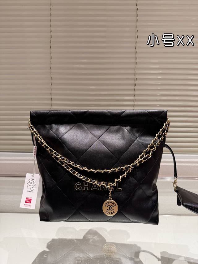 Size 30.33Cm 太好搭配了呜呜呜 Chanel 22Bag 白银更清爽！ 升级后皮子摸着更舒服 更雾面哑光一点 软软糯糯的质感超级舒服 搜索 香奈儿垃