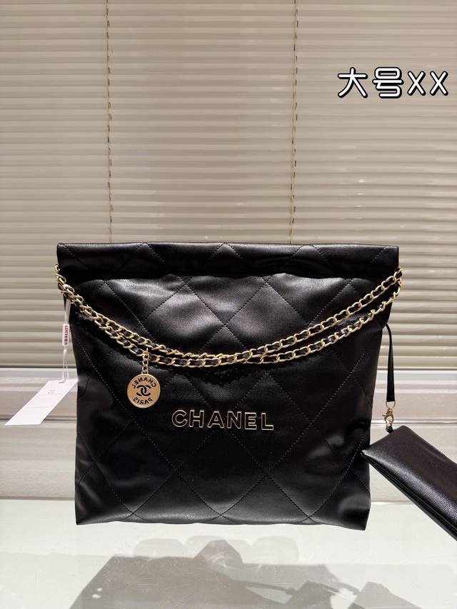 大号 Size 35.35Cm 太好搭配了呜呜呜 Chanel 22Bag 白银更清爽！ 升级后皮子摸着更舒服 更雾面哑光一点 软软糯糯的质感超级舒服 搜索 香