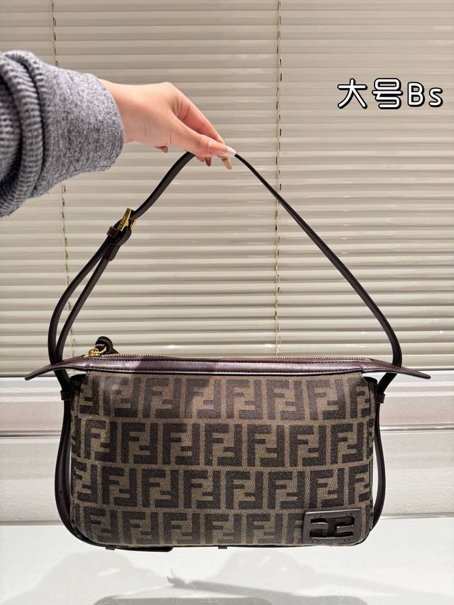 折叠盒 Fendi Hobo包中号第一眼就觉得砸中了我。加上中号有一根较长的肩带，非常实用。中号的装两个手机，钱包，钥匙，墨镜，口红，粉饼都毫无压力。看起来虽然