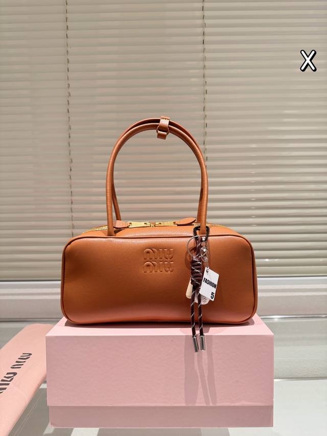 大号 Miumiu-Softy Padded 新款 Softy Padded 手袋是对经典 Bauletto 造型的重新诠释，其简洁利落的剪裁彰显出该系列背后的