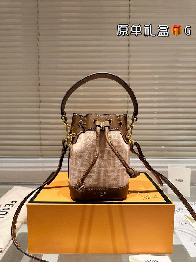 Fendi Mon Tresor小号水桶手袋 2024年米兰时装周街拍中，潮人们背的最多的包包大概就是fendi芬迪的这款水桶包了。配有抽绳和fend金属标志装