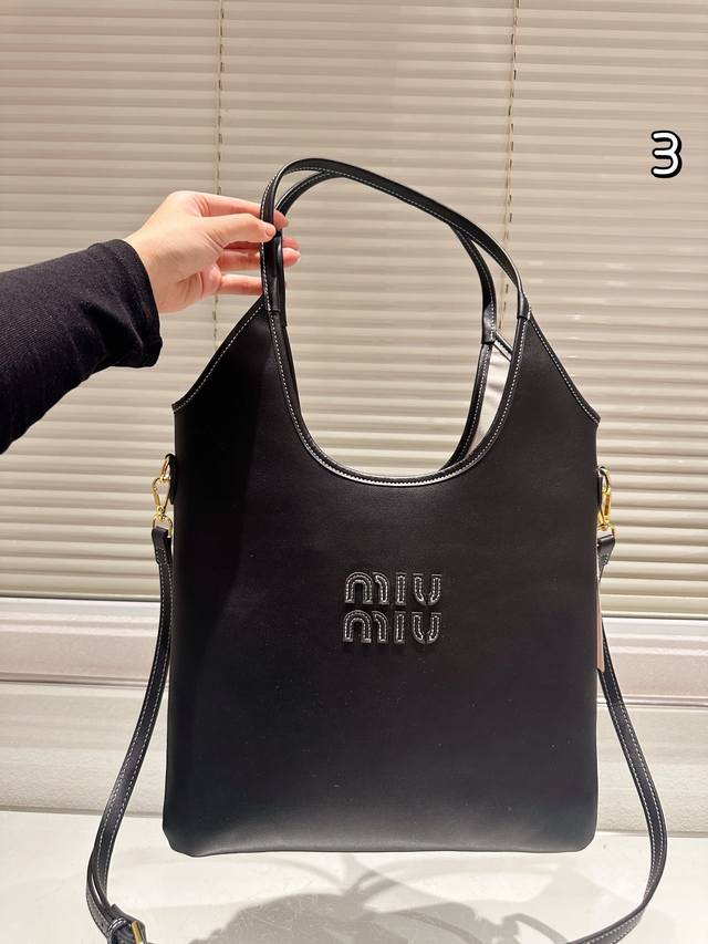 盒 Size：35*32Cm Miumiu新款托特tote 今年的风刮的太猛了 老多爆款了！ 这款的版型也太好看了吧~